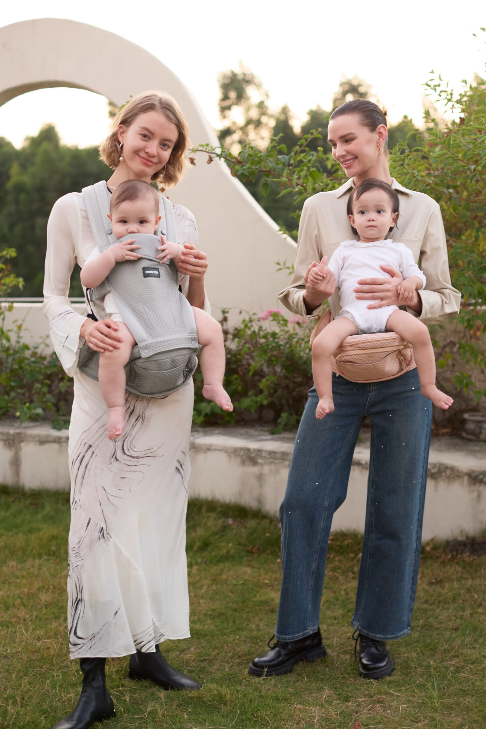 Momcozy 2-In-1 Hip Seat Baby Carrier