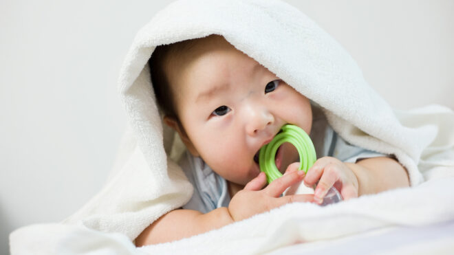 teething baby featured